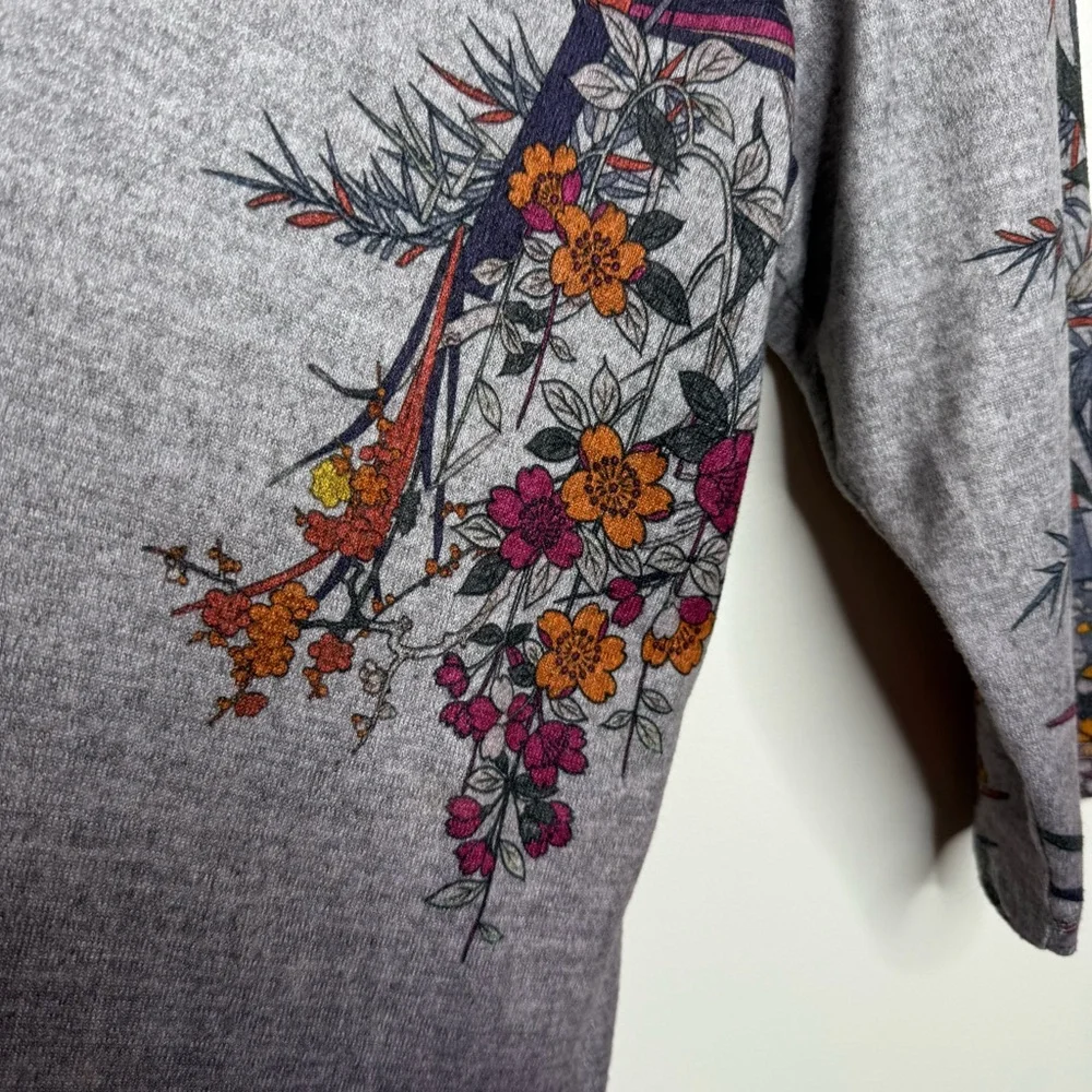 Christopher & Banks Petite Gray V Neck Top Women’s Large Petite Floral
